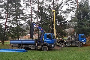 Vrtná souprava Vodní Zdroje Bystřice při realizaci vrtu