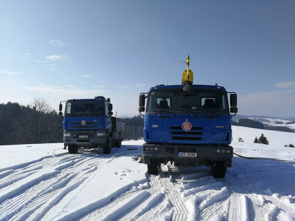Dvě vrtné soupravy Tatra v zimním terénu